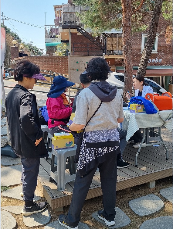 연수구 옥련1동 지역사회보장협의체는 지난 10일 청룡공원에서 옥돌발굴단 복지 사각지대 발굴 홍보 캠페인을 진행했다